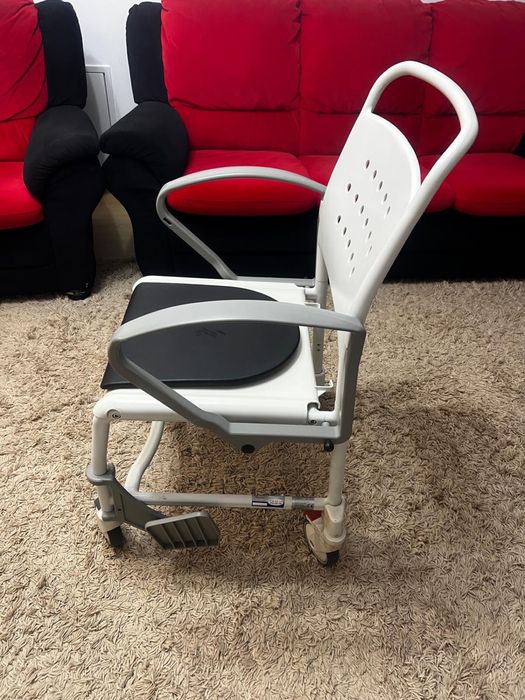 Scaun de toaleta & dus cu galeata detasabila din plastic cu roti