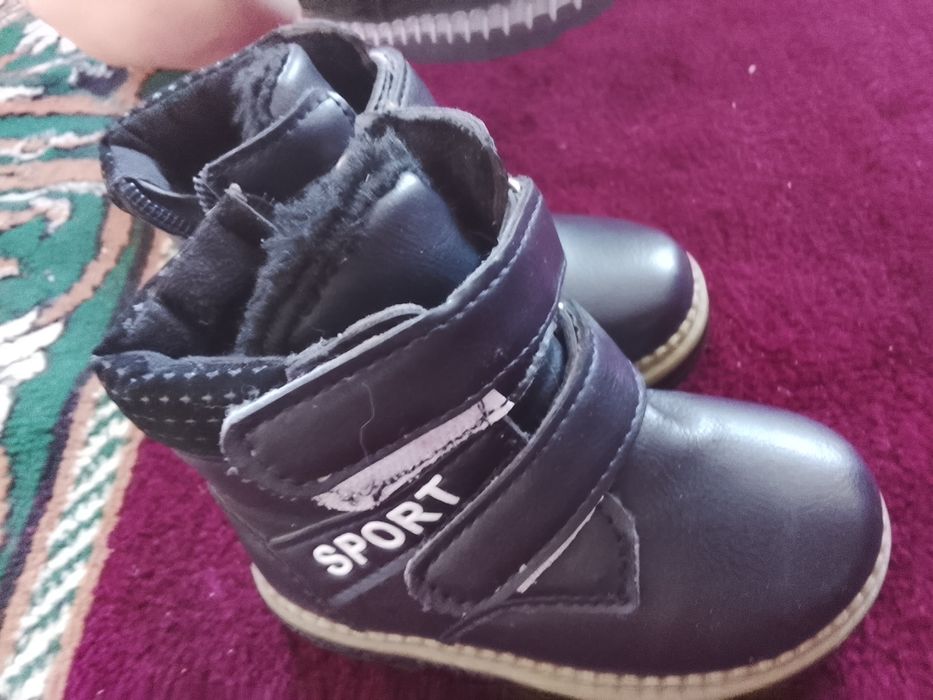 Продам детский комбинезон и обувь