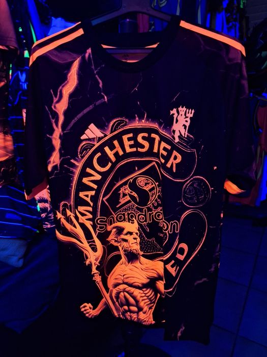 Флуоресцентна футболна фланелка на Манчестър Юнайтед!