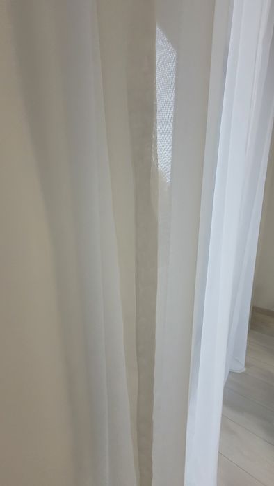 Vand perdele albe sau draperie albastru marin