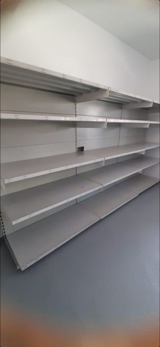 Vănd rafturi de magazin