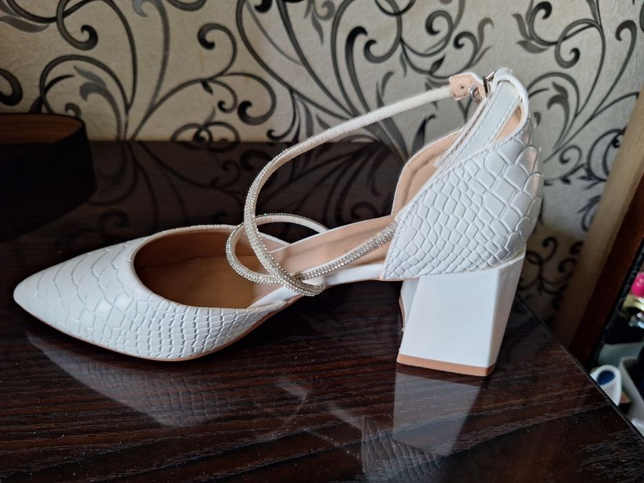 Продам туфли белый