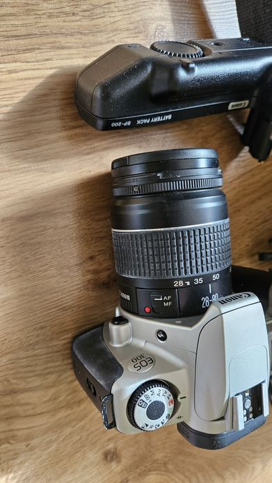 Canon EOS 300 лентов фотоапарат, работещ, с обектив 28-90mm, светкавица Hanimex, грип BP-200 и чанта