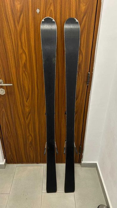 Clapari, schiuri, bete, snowboard