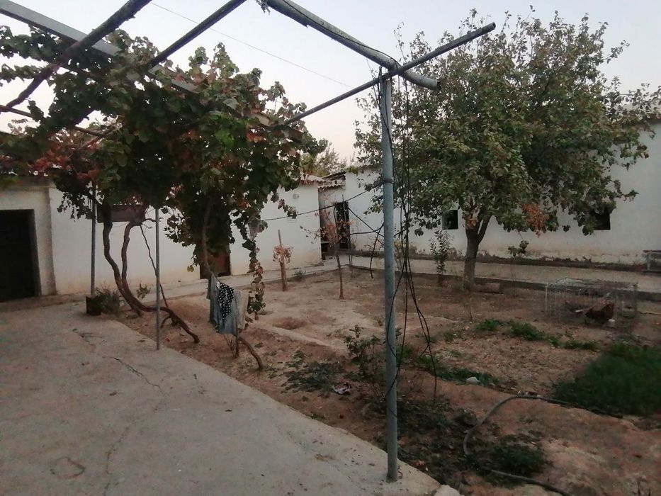 Karmana tumanida hovli uy sotiladi