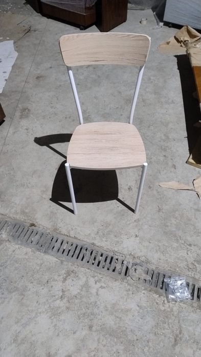 Masa alungabila și scaune.