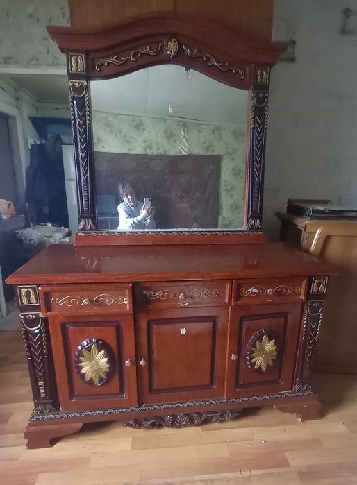 Срочно продам антикварное трюмо с зеркалом,