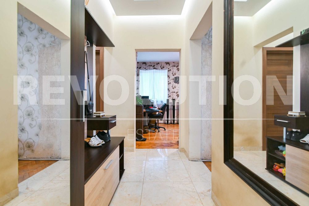 Тристаен апартамент в ж.к. Лагера