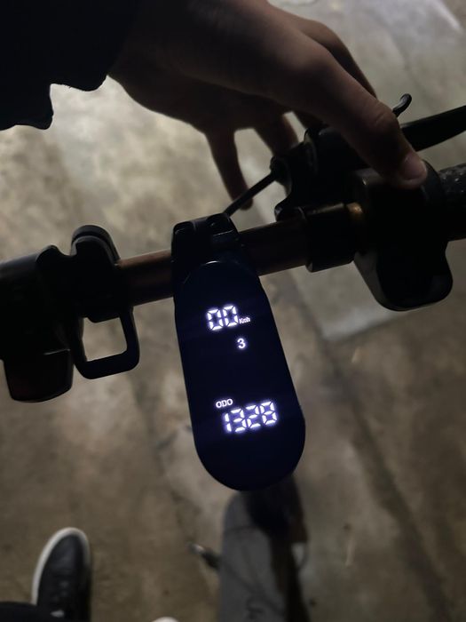 Vând trotineta Jeep