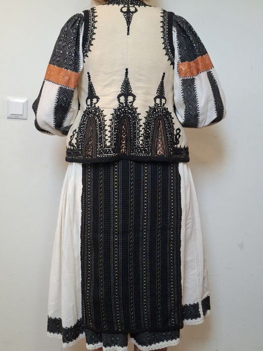 Costum traditional autentic