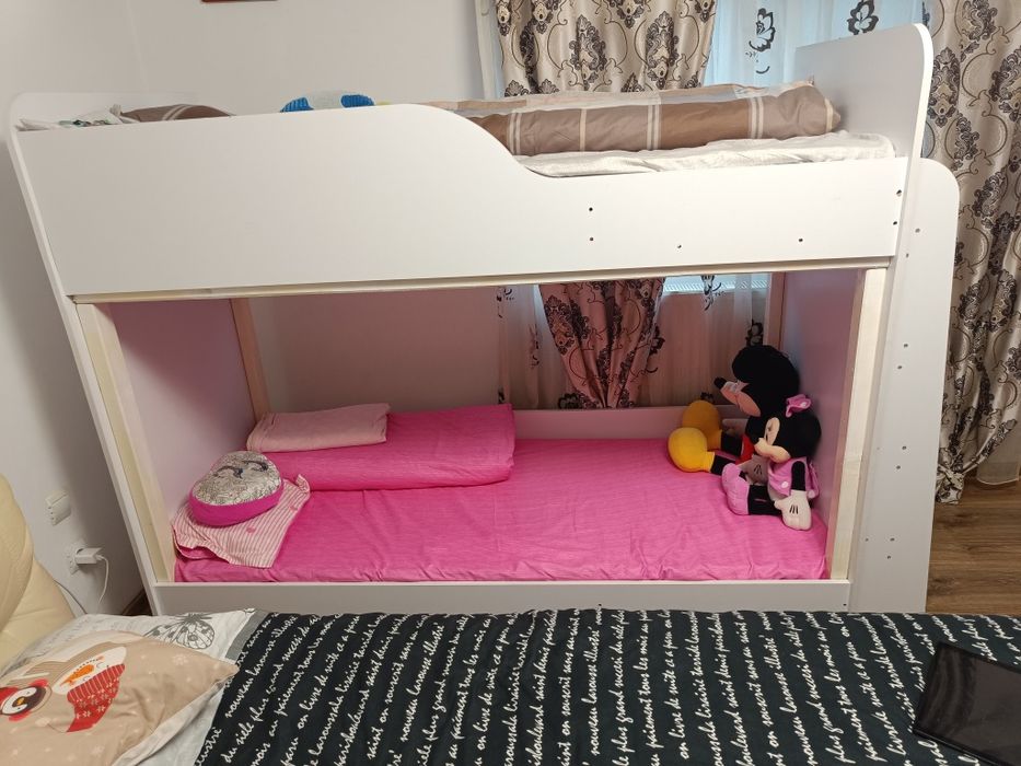Pat etajat copiii. Complet cu saltele, dimensiuni 90x200,