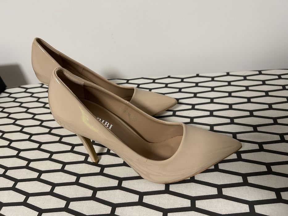 Pantofi cu toc stiletto lac crem bej piele ecologica