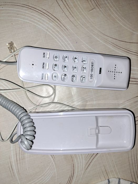 Telefon analog de perete