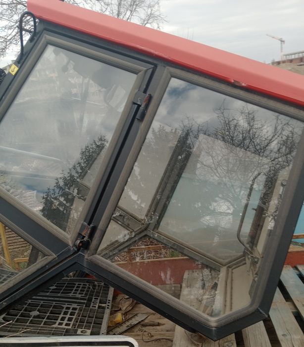 Продавам кабина за малък трактор