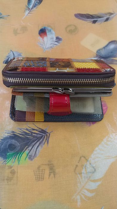 Дамски портмонета от естествена кожа-лачен-с лакирани фигурки.