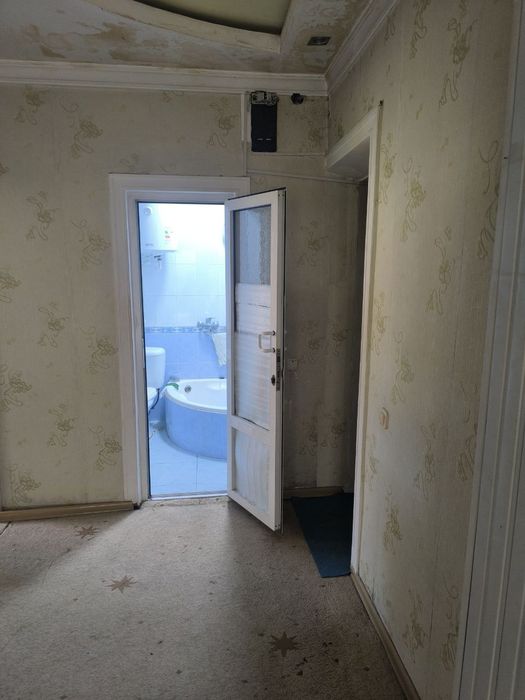 2 xonali uy sotiladi.muljal Sultan M choyxonasi orqa tomoni. Ov magazi