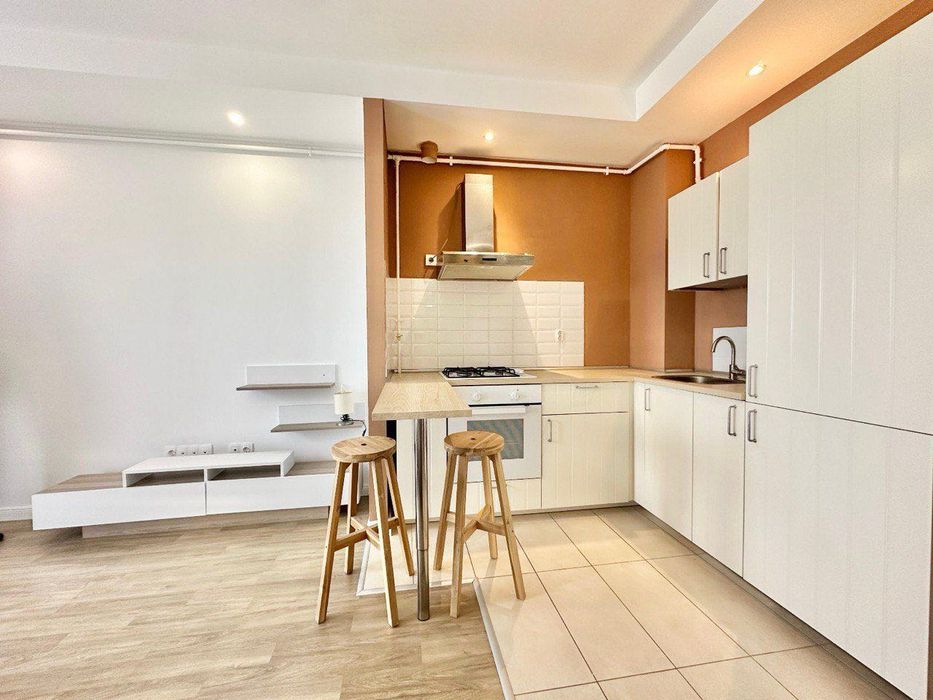 Apartament cu 2 camere de închiriat cu vedere spre piscină