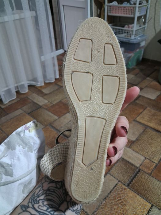 Продавец обувь 39,40 размера