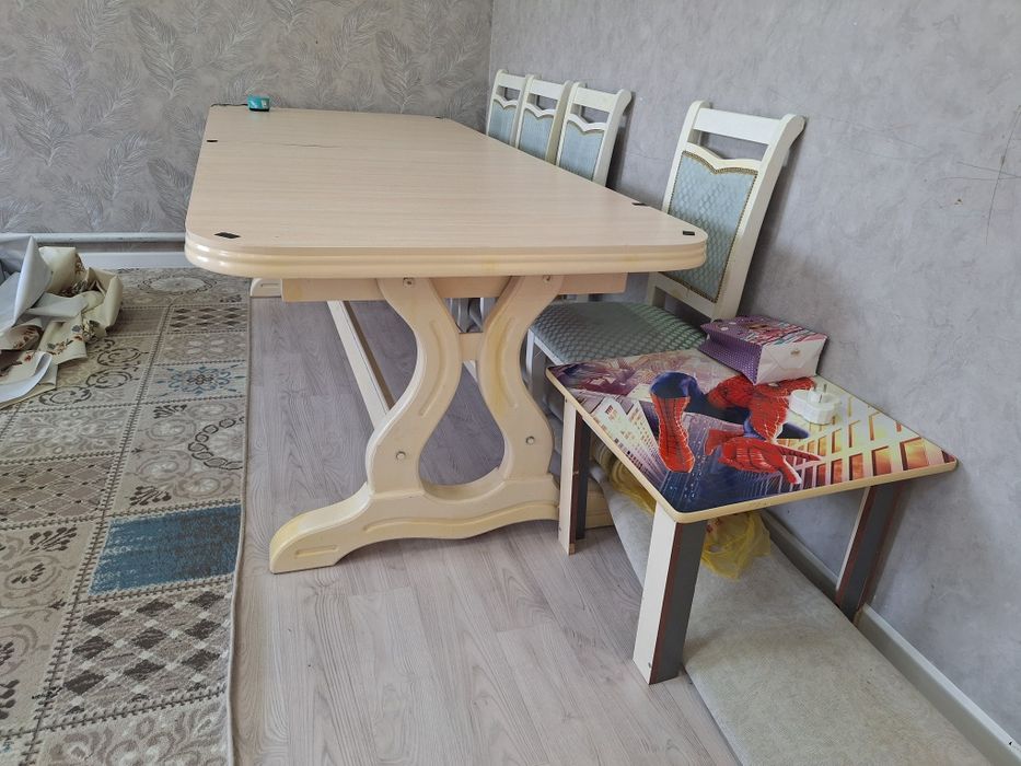 Стол в гостиную можно  со стульями