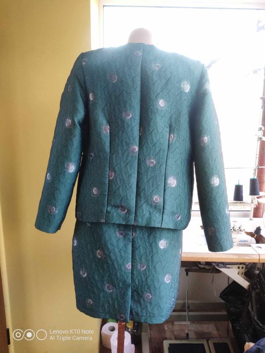 Костюм сако и пола. Двете части са с хастар.