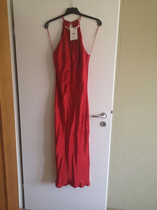 Нова  сатенена рокля с етикет на Зара