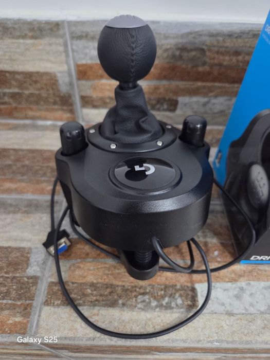 Volan gaming Logitech  (PC/Xbox)