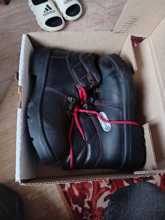 Кожаные ботинки , былғары бәтеңкелер