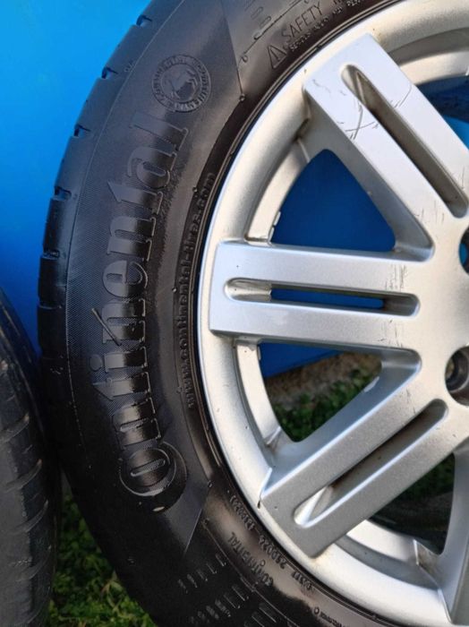 Продавам оригинални джанти с гуми на Ford 195 60 15 перфектно състояни