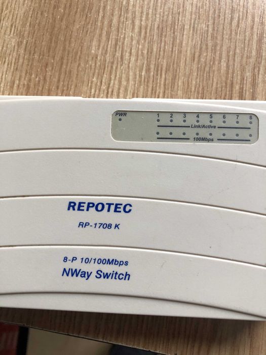Switch retea 8 porturi UTP (RJ-45); cabluri retea intre 1,5 si 5m