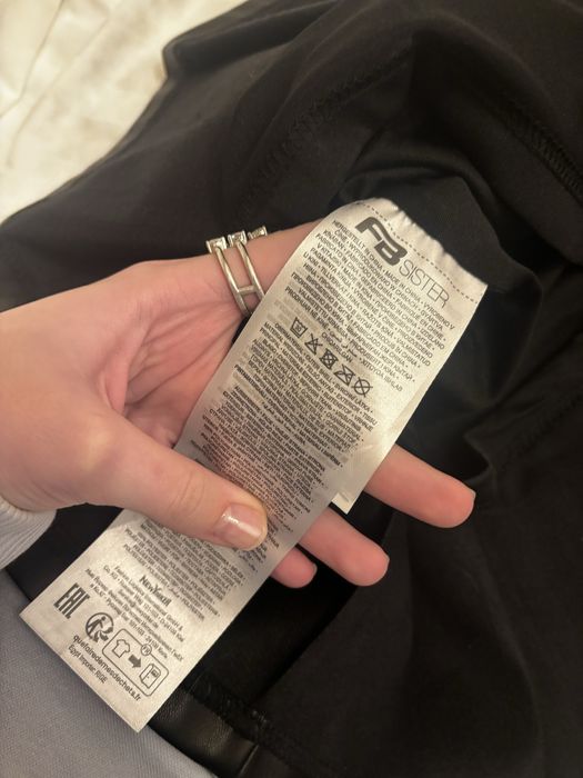 Fustă neagră scurtă din piele cu pantaloni pe dedesubt