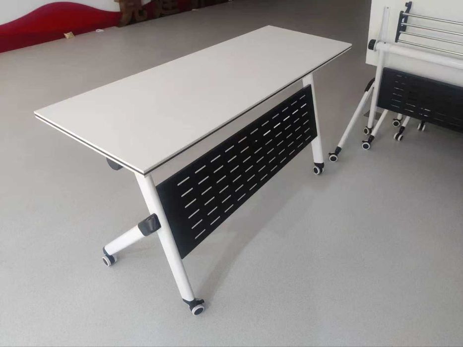 Bolalar parta stul past baland buladi.
Xitoy mahsuloti