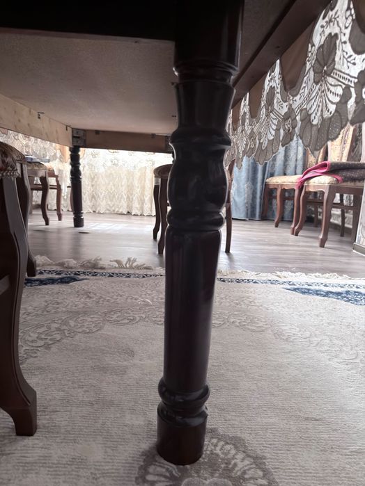 Стол обеденный и стулья