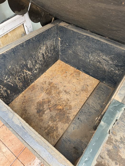 Cusca caine companie, curte