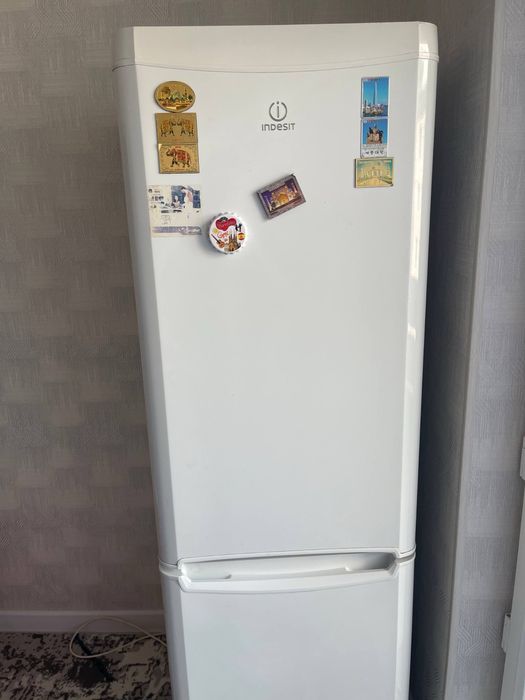 Продается холодильник Indesit.