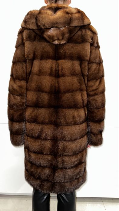 Haină din blană naturală de nurcă, cu glugă – stare impecabilă