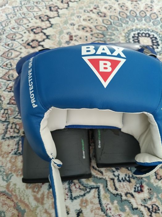 Боксерские перчатки и шлем