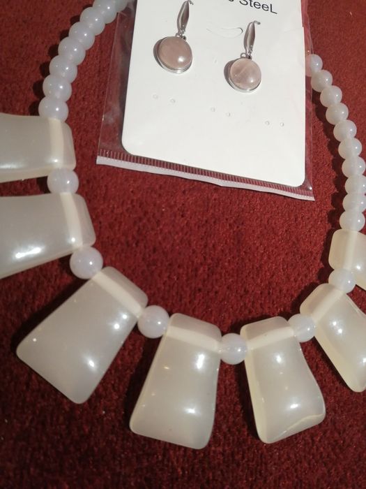 Нов комплект обеци от стомана с естествен камък розов кварц и колие.