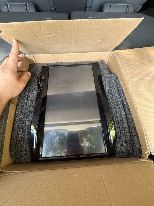 tesla monitor  tayota land cruiser 200