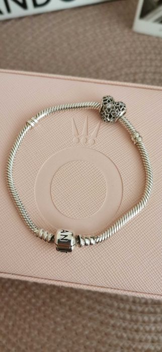 Продавам оригинална гривна с талисман Pandora