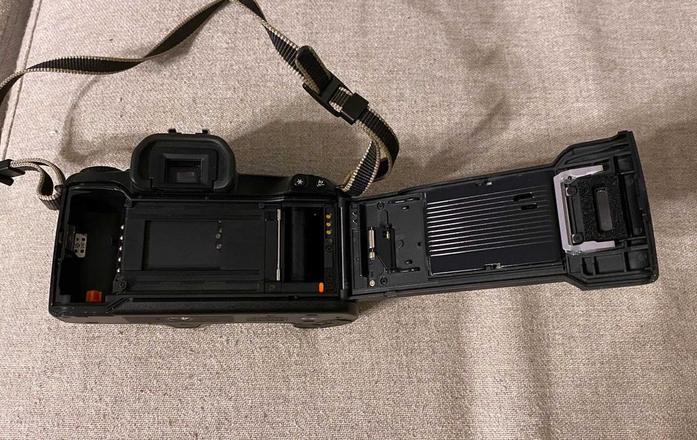 Canon EOS 500 Quartz Date body pe film 35mm compatibil EF