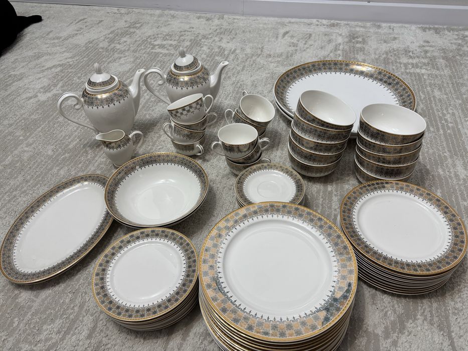 Продам набор посуды сервиз, тарелки, супницы