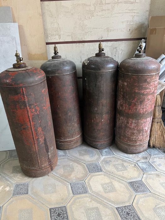 Газовый балон большой. Есть 4 штуки. Еще есть ящик для газового балона