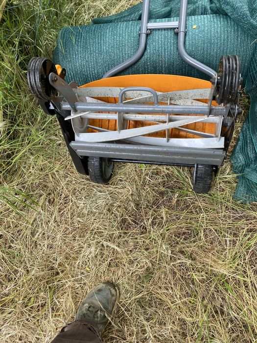 Masina manuala de tuns iarba Fiskars