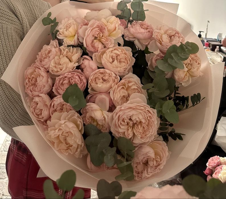 Нежный букет пионовидных роз