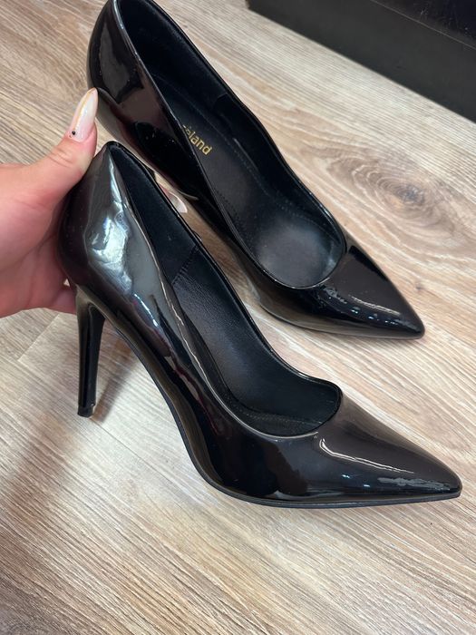 Черни лачени обувки