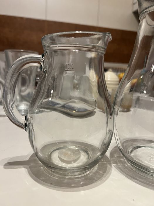 Carafe din sticlǎ