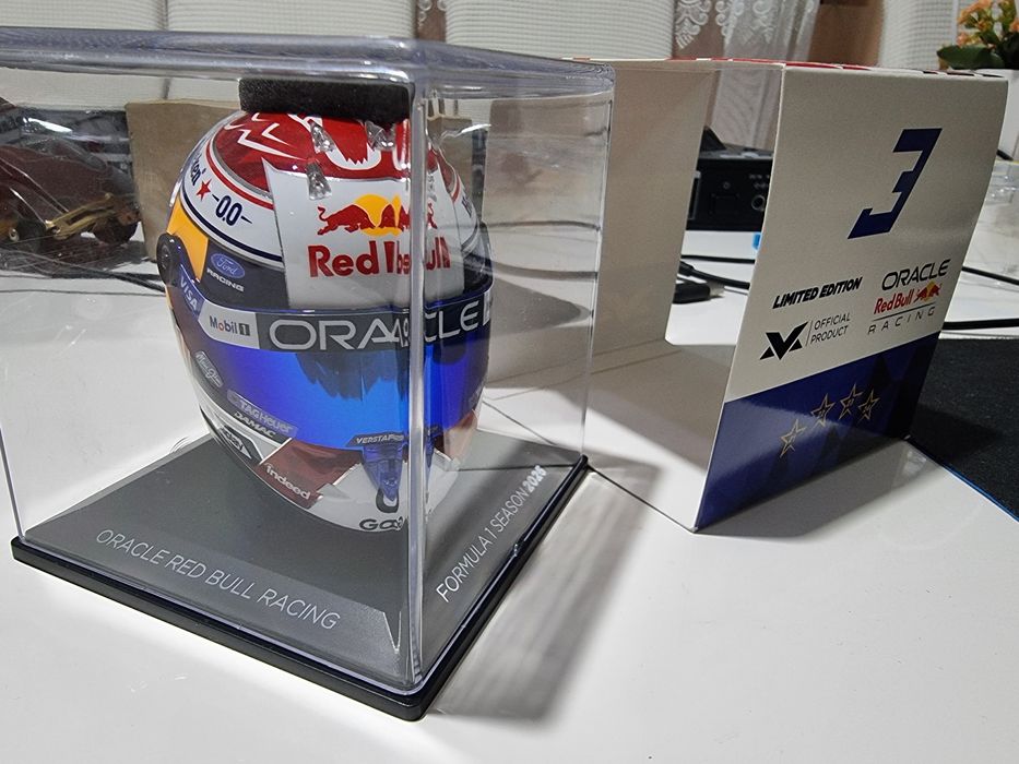 Max Verstappen seaaon helmet 1:4 schuberth