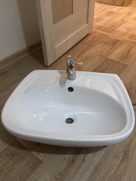 Раковина со сместителем и пьедесталом