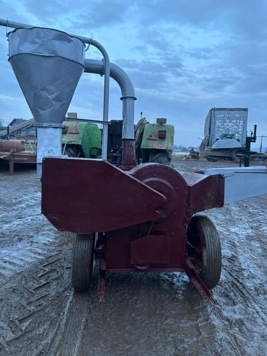Moara cu ciclon si ciocanele dupa tractor