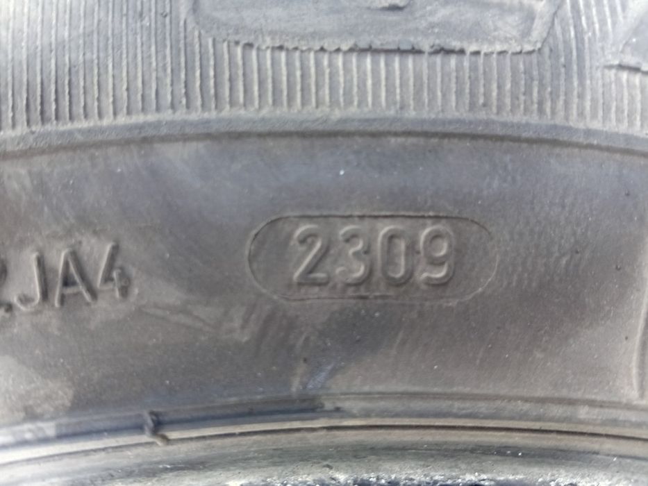 Авто шина в хорошем состоянии